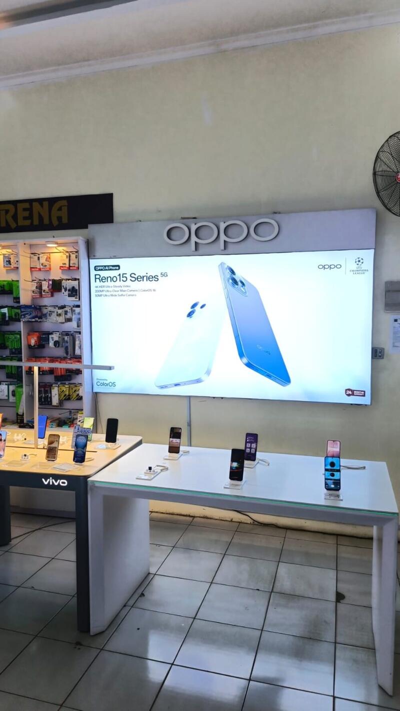 Oppo Reno15 counter display close up