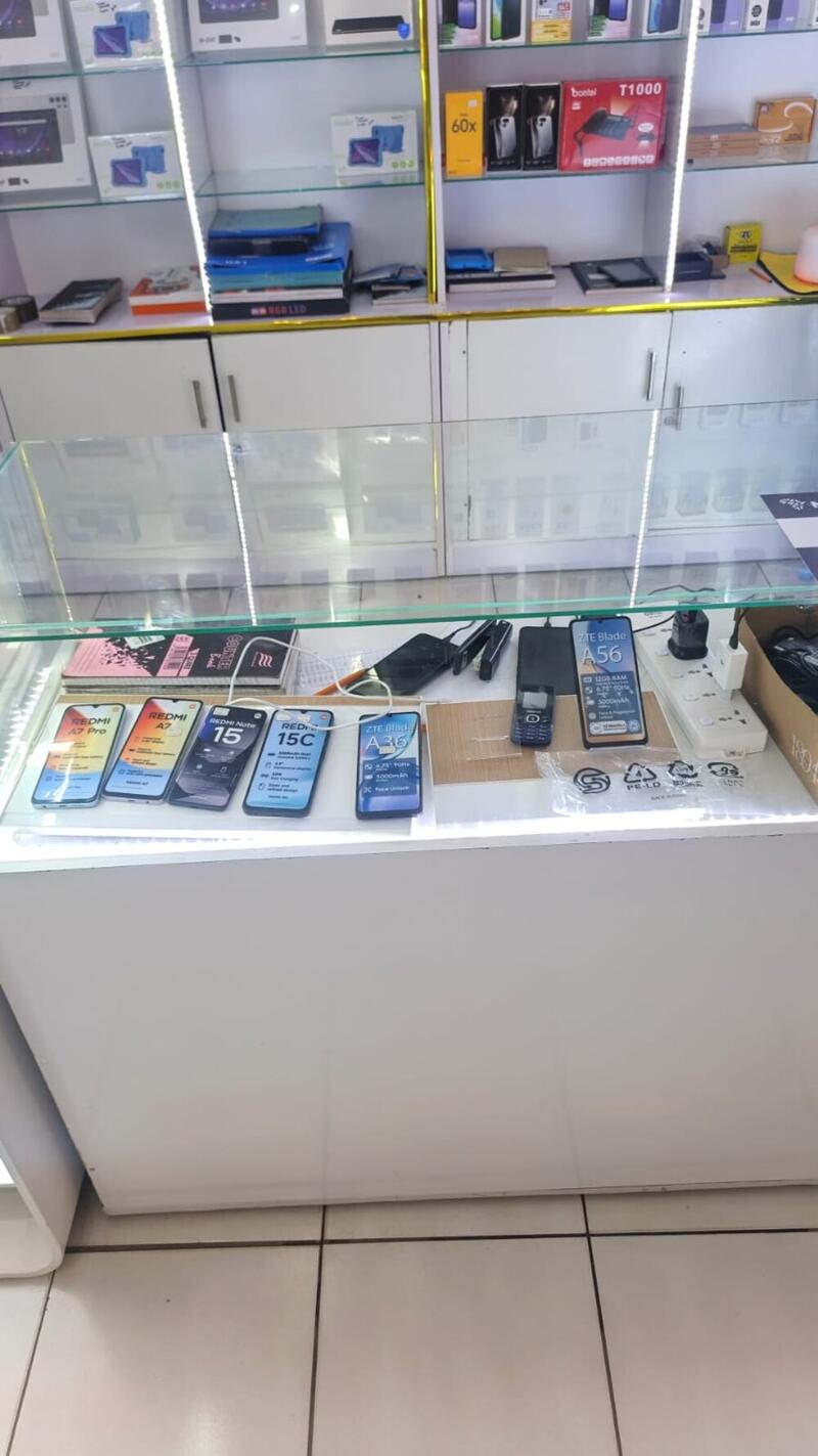 Smartphone display counter with a range of phones